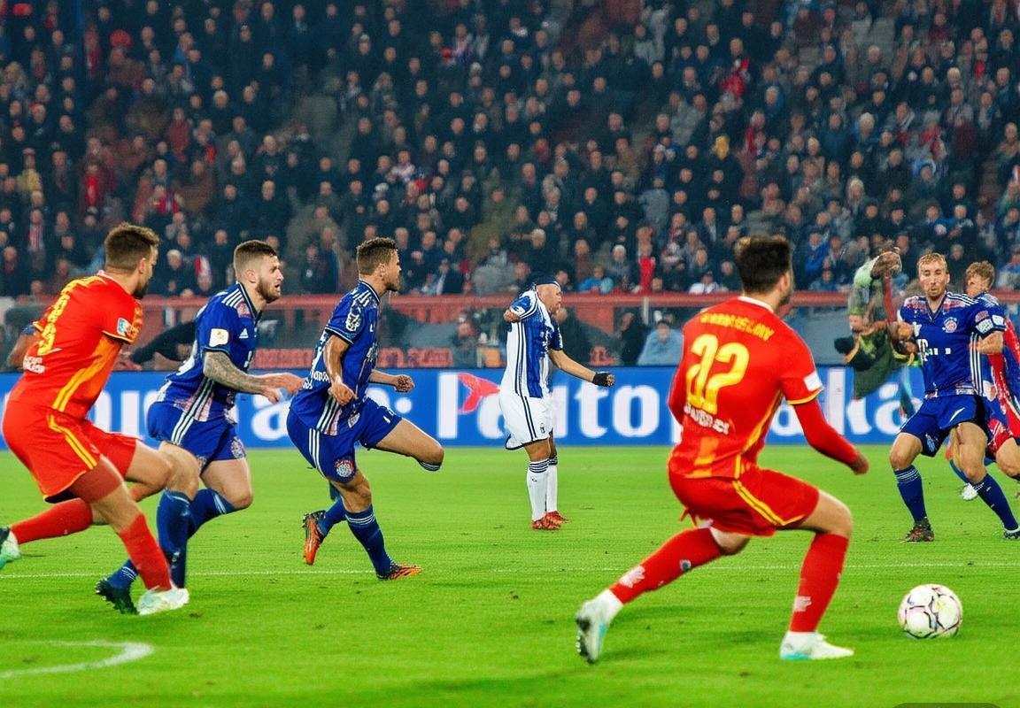 拜仁慕尼黑VS奥芬巴赫：激情德比战精彩瞬间回顾